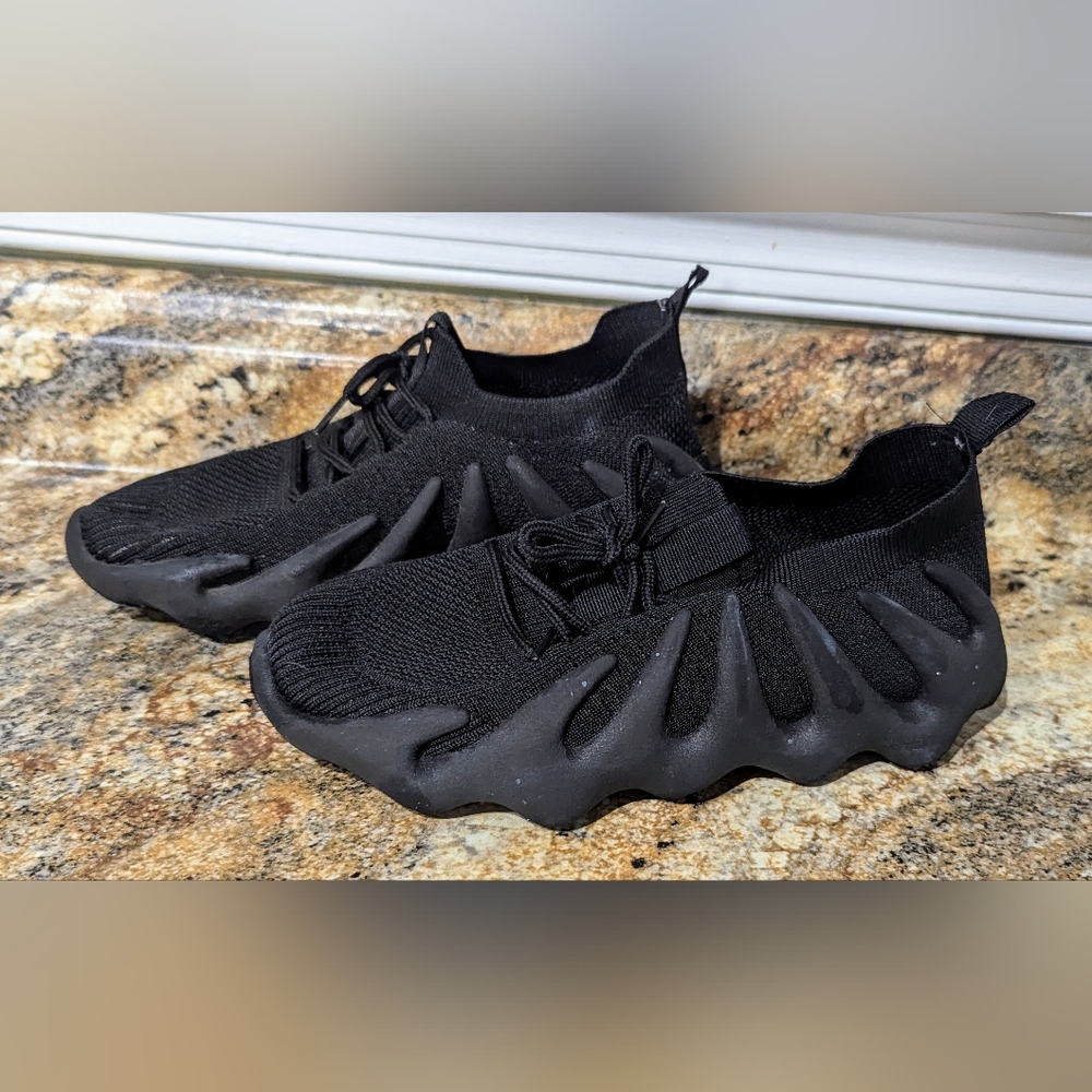 Boys size 4 athletic shoes knitted wave soles